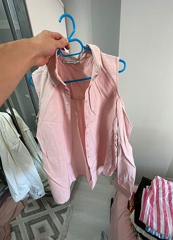 Pembe omzu açık gömlek