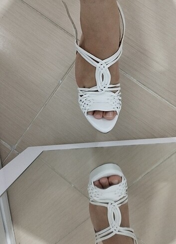 Beyaz topuklu ayakkabi