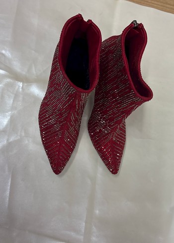 Zara Kırmızı Parlak Taşlı İnce Topuklu Kadın Bot
