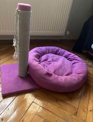 Kedi yatağı ve tırmalama tahtası