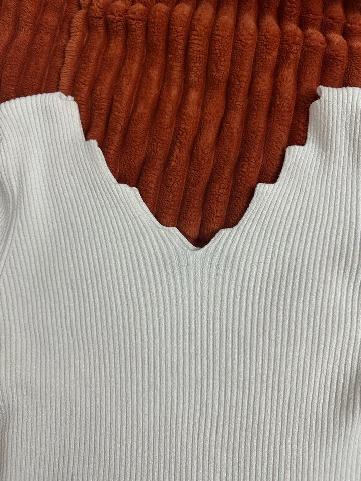 Beyaz V Yaka Triko Kadın Kazak - Görsel 2