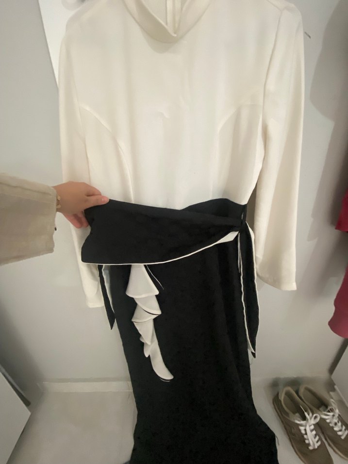 Uzun Kollu Siyah Beyaz Drapeli Kadın Elbise - Görsel 3