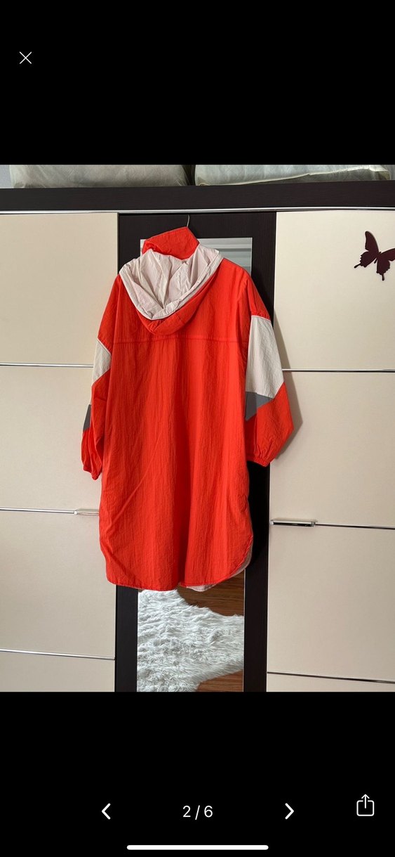 Kadın Kırmızı Kapüşonlu Uzun Yağmurluk - Görsel 2