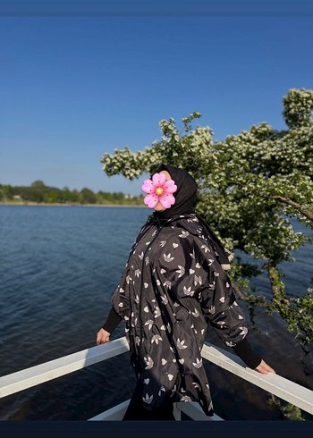 Çiçek Desenli Siyah Midi Yağmurluk - Görsel 2