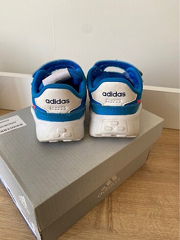 Adidas Spor ayakkabı .