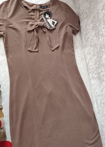 V Yaka Kısa Kollu Bej Midi Elbise - Görsel 2