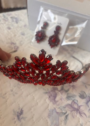 Koyu Kırmızı Kristal Taç ve Küpe Seti - Görsel 4