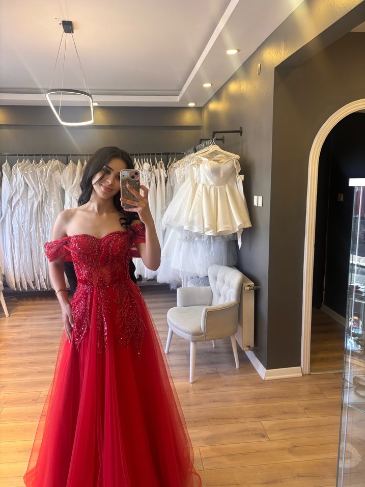 Kırmızı İşlemeli Straplez Abiye Elbise - Görsel 2