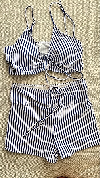 Şortlu bikini takımı
