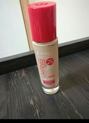 Rimmel London Rimmel London fondöten 103numara TRUE IVORY