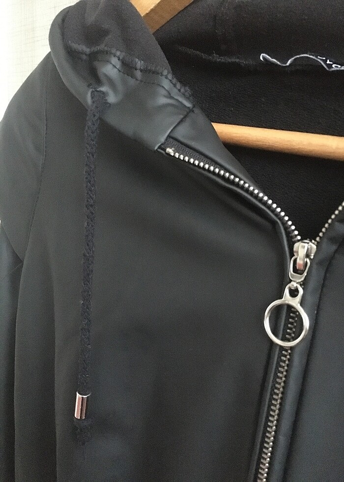 Trendyol siyah kapüşonlu ceket - Görsel 2