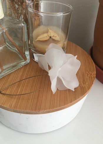 Beyaz Çiçekli Püsküllü Midi Küpe - Görsel 2