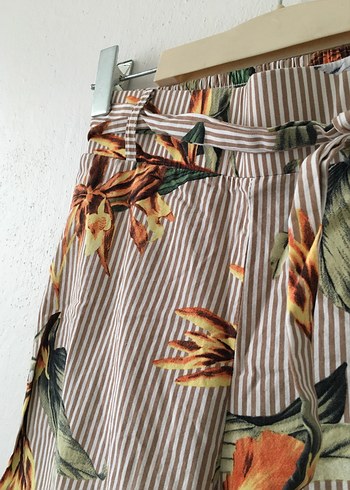 Çiçek Desenli Kemerli Bohem Mini Pantolon - Görsel 2