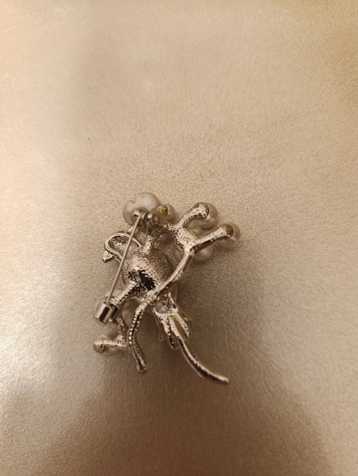 İnci ve Taş Detaylı Gri Çiçekli Broş - Görsel 2