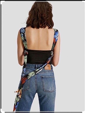 Stradivarius askıları çiçek desenli siyah zıbın