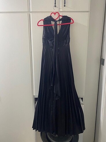 Zara Siyah saten dokulu boyundan bağlamalı elbise