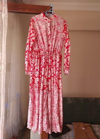 Çiçekli kırmızı pembe elbise