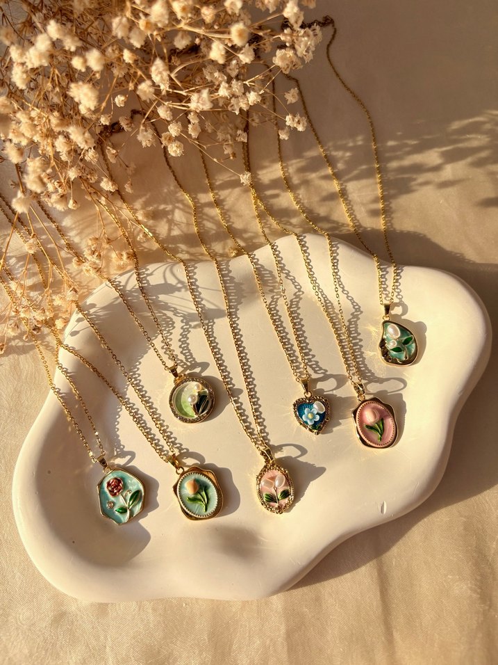 Altın Renkli Çiçek Desenli Boncuklu Midi Kolye - Görsel 3