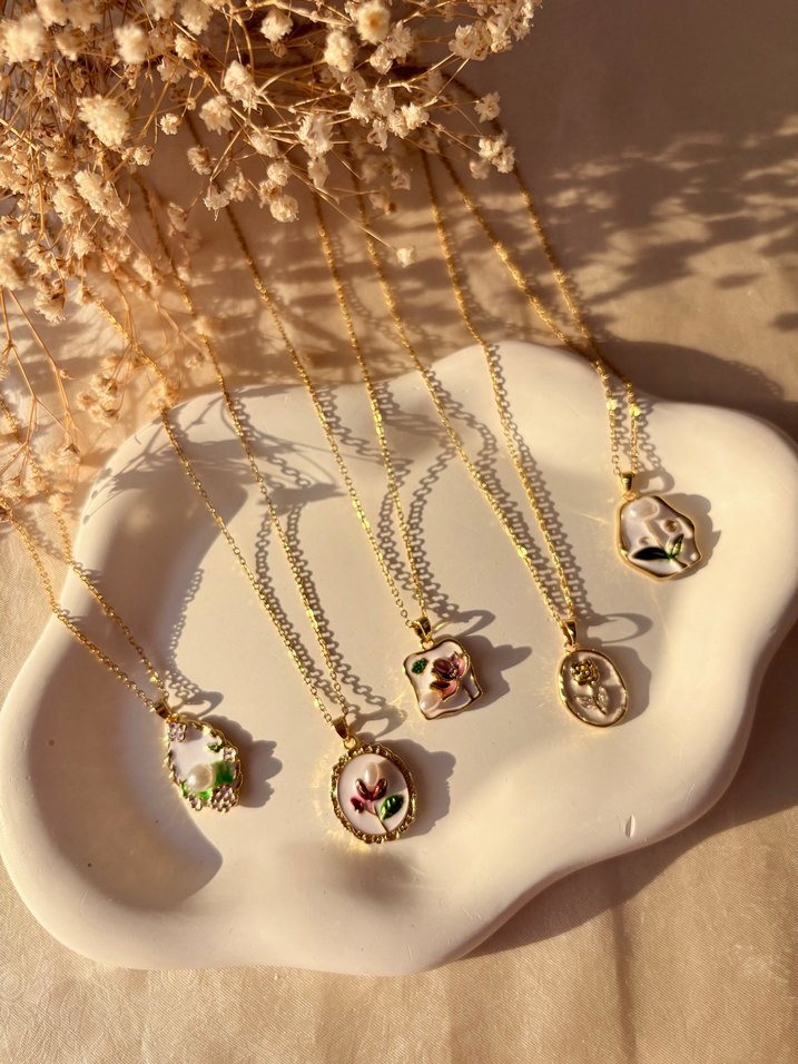 Altın Renk Çiçek Desenli Midi Kolye - Görsel 3
