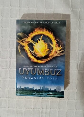Uyumsuz - Veronica Roth