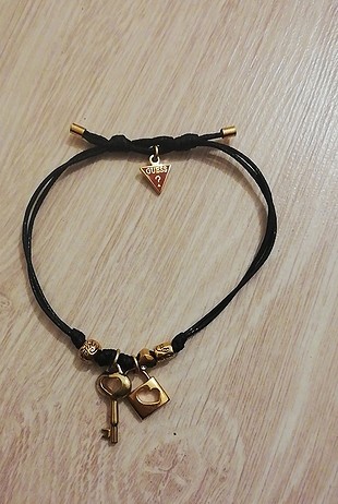 guess marka bileklik 