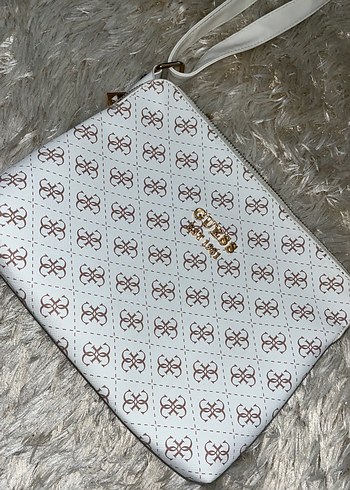 Guess Beyaz Monogramli Sik Capraz Canta