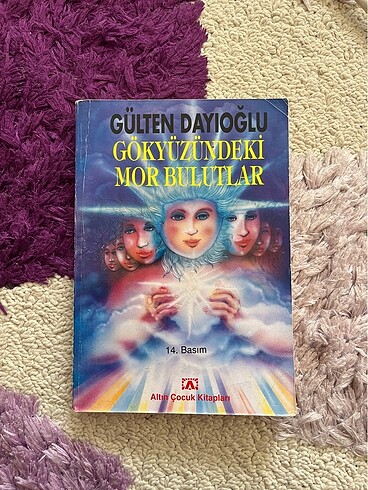 Gökyüzündeki mor bulutlar