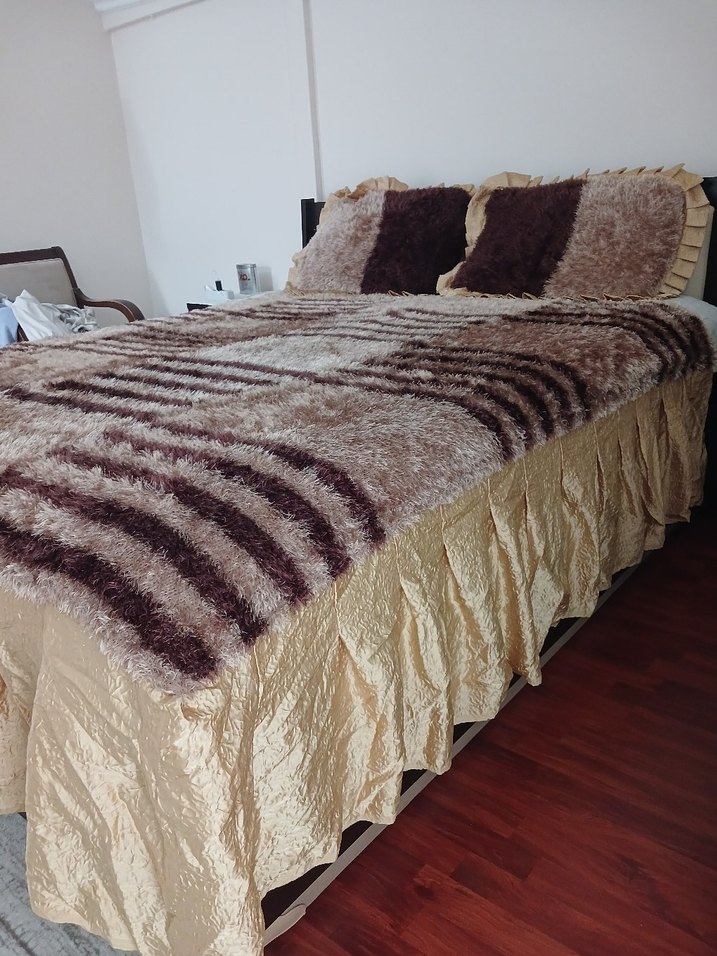 Kahverengi Desenli Parlak Yatak Örtüsü - Görsel 2