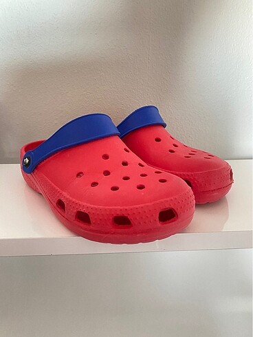 Kırmızı crocs