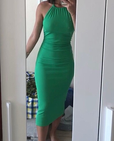 Boyundan bağlamalı yeşil elbise