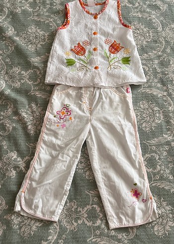 Nakışlı Beyaz Kız Bebek Takımı Düğmeli