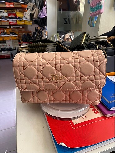 Pembe çanta