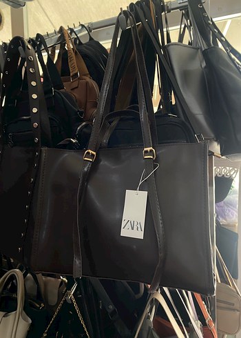 Zara Siyah Deri Gorunumlu Sehir Cantasi