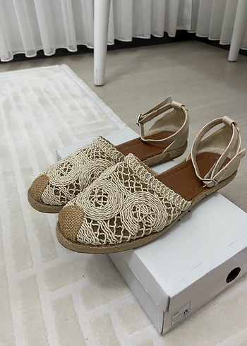 Diğer Bej Nakışlı Dantel Detaylı Kadın Dolgu Topuklu Sandalet