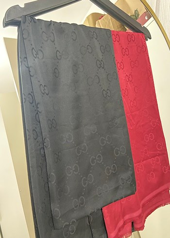 Kadın Siyah ve Kırmızı Desenli Şal - Görsel 3