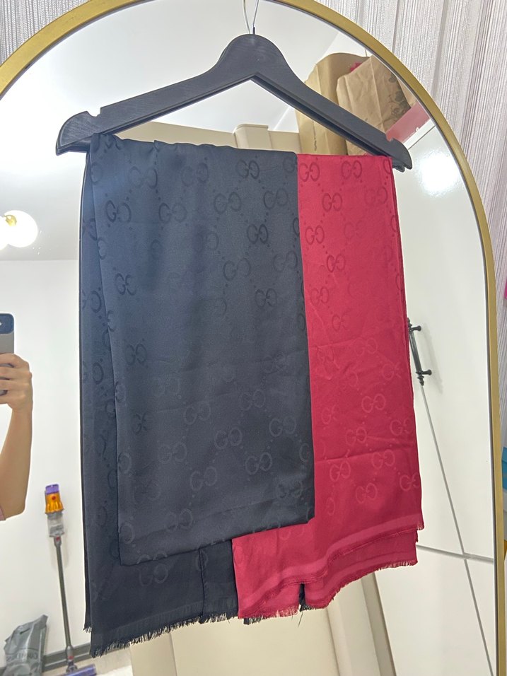 Kadın Siyah ve Kırmızı Desenli Şal - Görsel 2