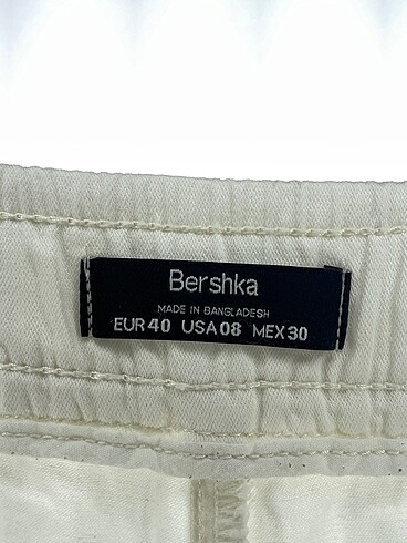 40 Beden beyaz Renk Bershka Jean / Kot %70 İndirimli.