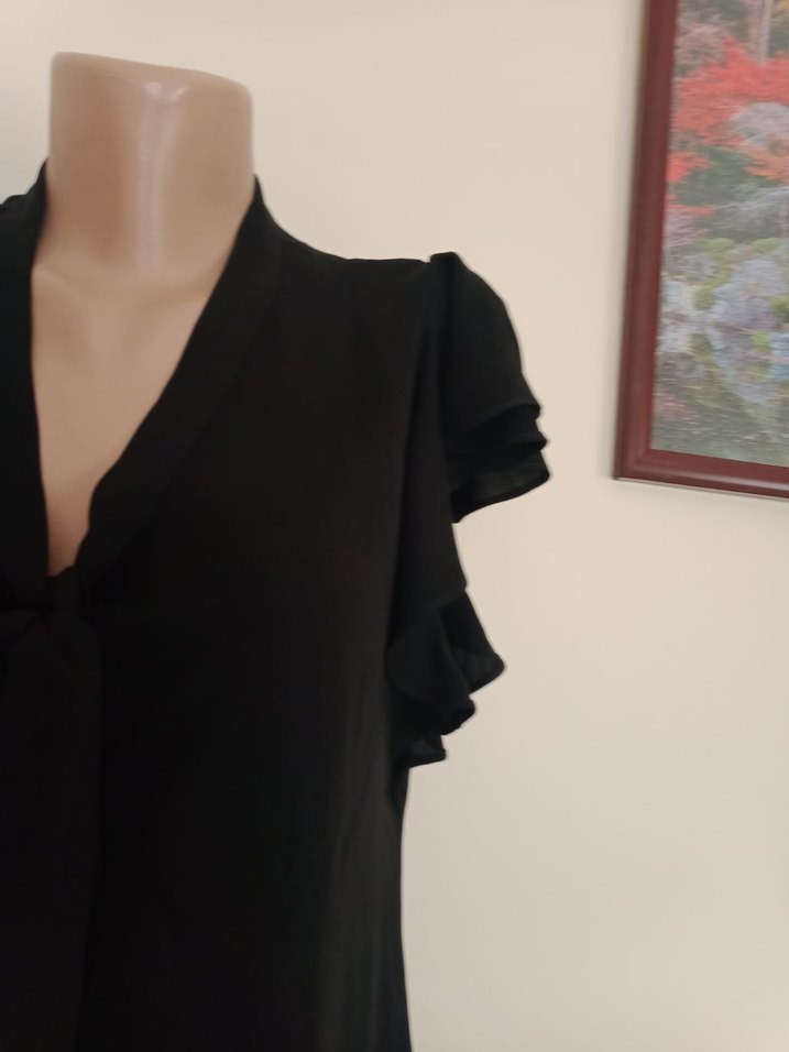 Siyah V Yakalı Fırfırlı Mini Bluz - Görsel 2