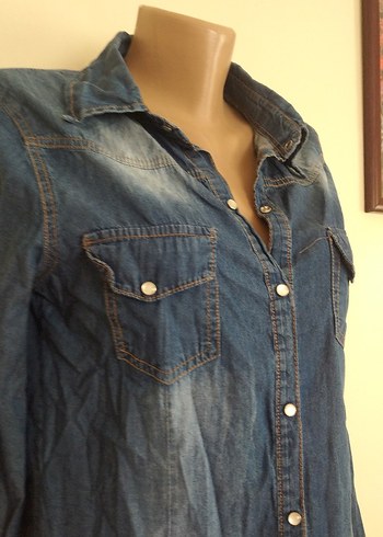 Düğmeli Mavi Kot Gömlek - Görsel 2