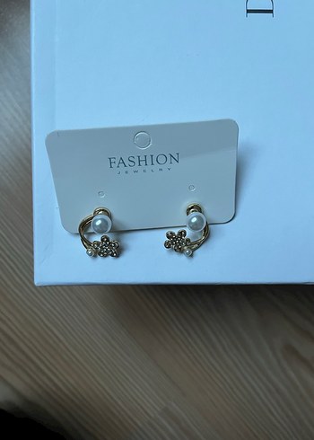 Altın Renkli Mini Boncuklu Küpe - Görsel 2