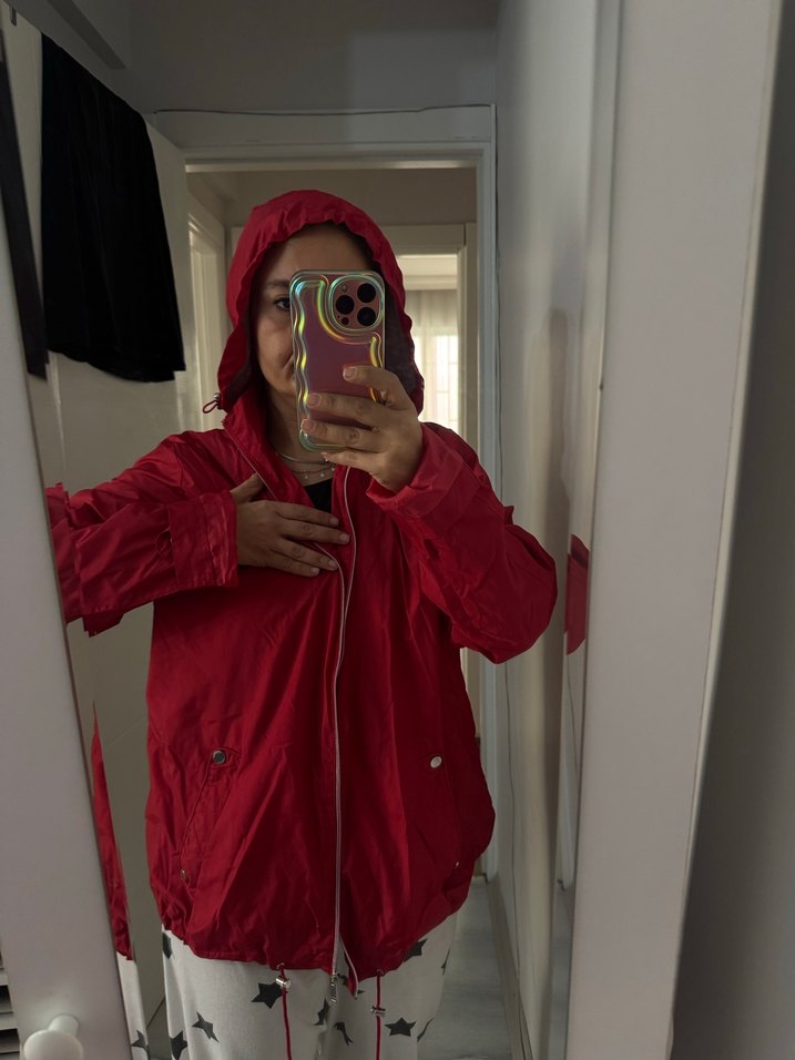 Kırmızı Şeffaf Midi Streetwear Yağmurluk - Görsel 2