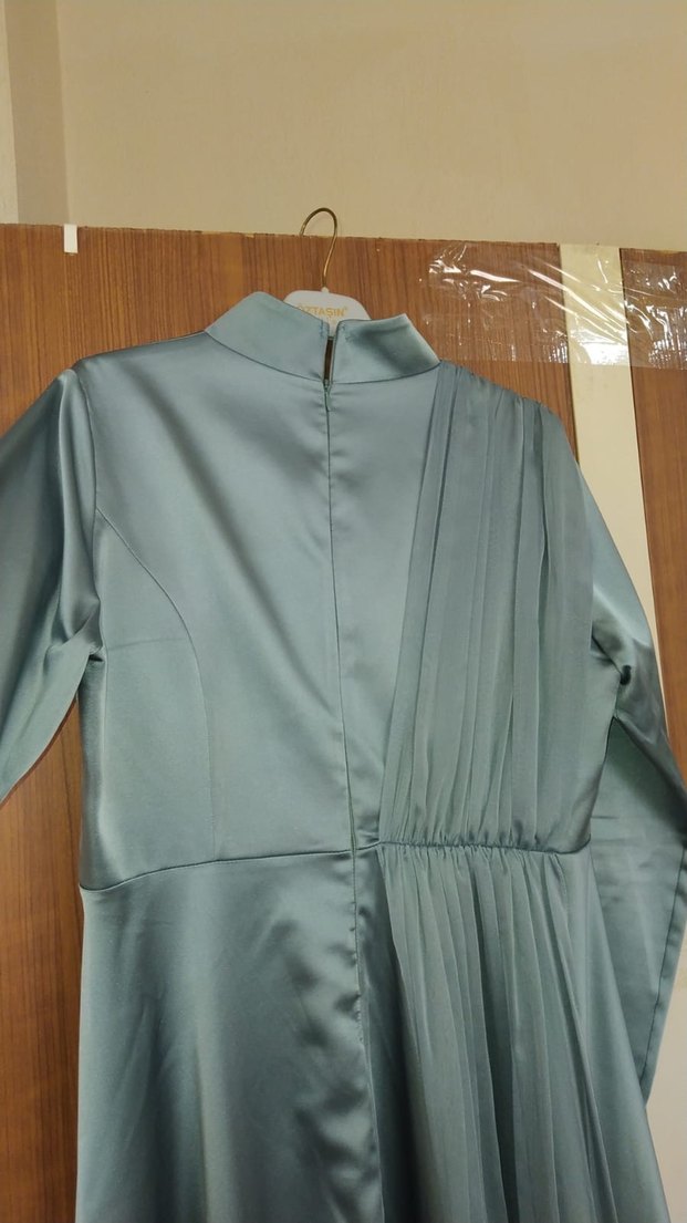 Uzun Kollu Gri Saten Elbise - Görsel 4