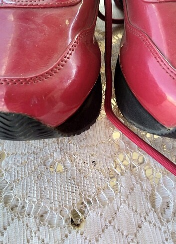 36 Beden kırmızı Renk Ayakkabi orjinal ve sorunsuz