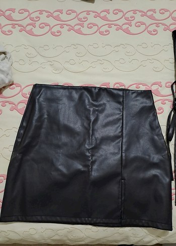 Düğmeli Siyah Deri Kolsuz ceket ve deri etek - Görsel 3