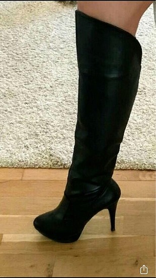 Siyah diz üstü çizme .