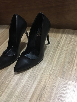 Klasik siyah stiletto