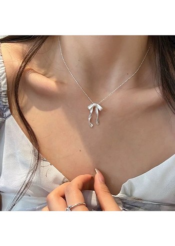 Beden Beyaz Fiyonk Detaylı Minimalist Kolye
