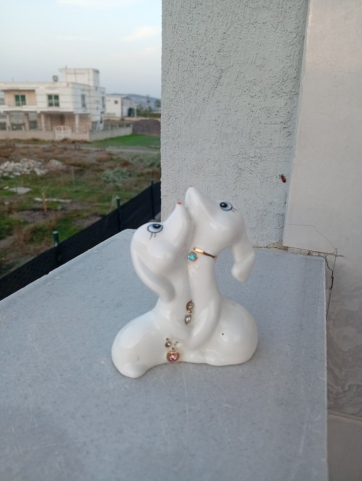 Renkli Gözlü Beyaz Seramik Figürin - Görsel 2