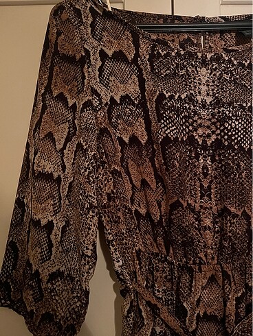 H&M yılan derisi desenli elbise