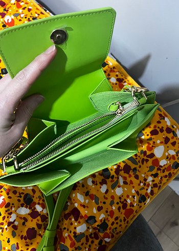 Zincir Detaylı Yeşil Deri Çanta - Görsel 3